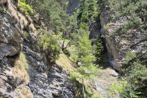 Felswand mit Tunnel im Val da Mir (Moir)
