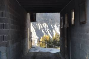 Blick durch die Zufahrt des Bauernhauses zum Gründjitobel