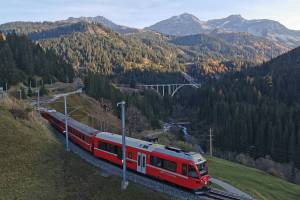 Im Hintergrund: Langwieser Viadukt