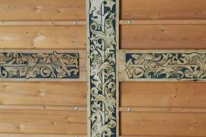 Geschnitzte Deckenverzierung im Chor der Kirche Ried/St. Stephan