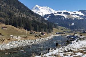 Simme, im Hintergrund Albristhorn
