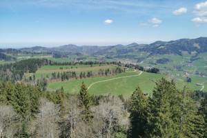 Blick vom Bachtelturm ins Tösstal