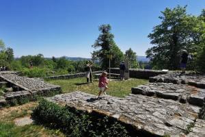 Schloss Habsburg, Ruinen der vorderen Burg