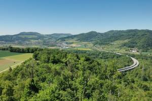 Aussicht von Schloss Habsburg Richtung Aare und Jura (mit der Autobahn von/nach Basel)