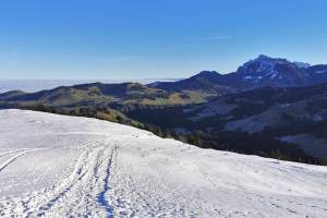Abstieg von First nach Heiligkreuz, rechts hinten der Pilatus
