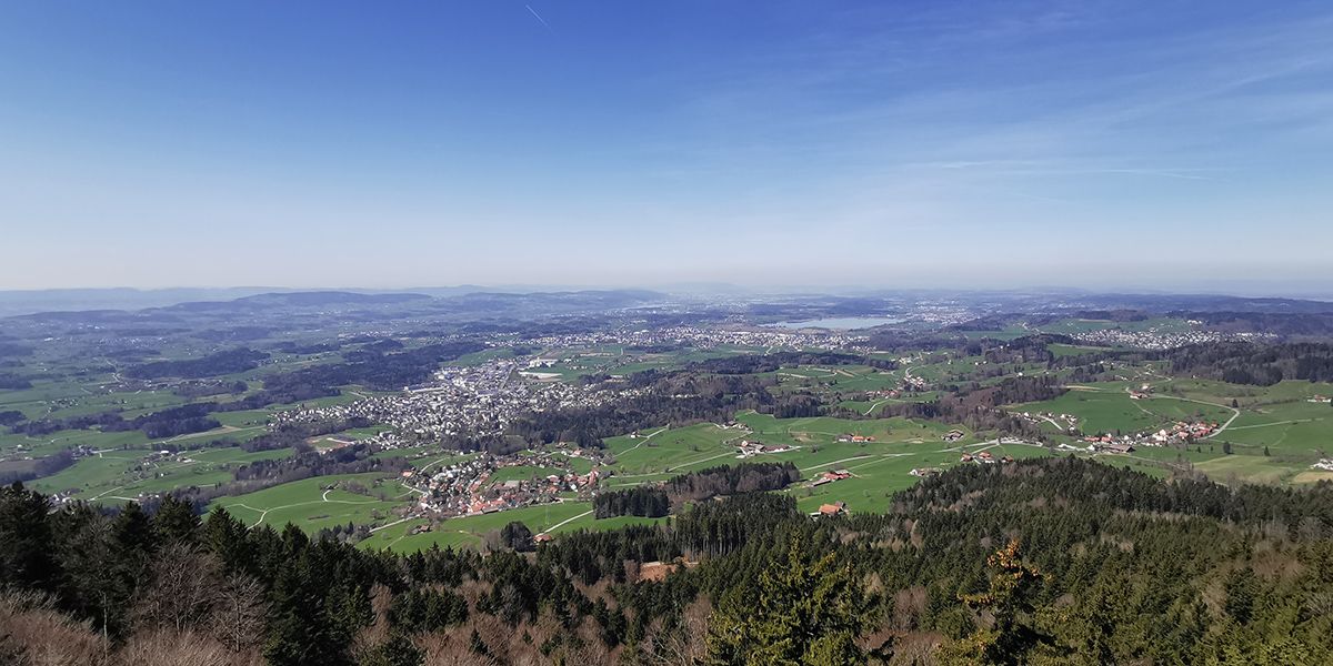Panorama auf dem Bachtel-Turm, Blick Richtung Westen mit dem Pfäffikersee.