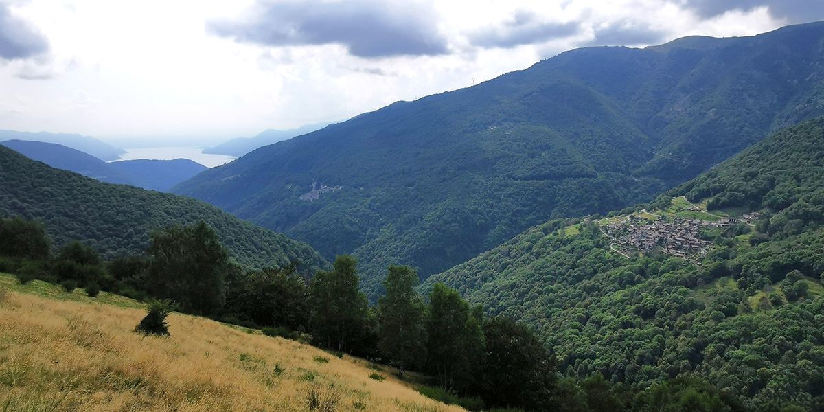 Von Sciaga geniesst man einen guten Überblick auf das Val Veddasca; rechts am Hang Indemini, im Hintergrund der italienische Teil des Lago Maggiore.